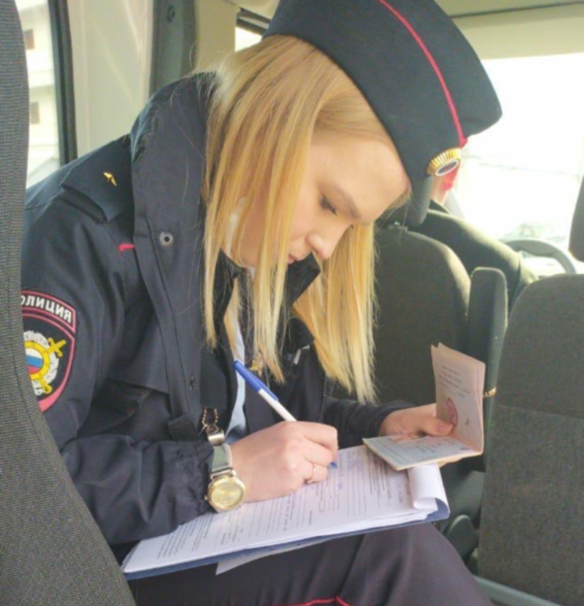 В России накажут сотрудницу полиции, которая без маски выписала протокол мужчине без маски - ВИДЕО