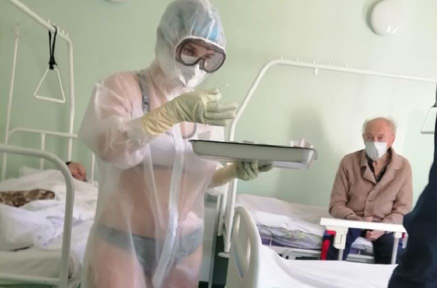 Российской медсестре, надевшей купальник под защитный костюм, сделали замечание - ФОТО