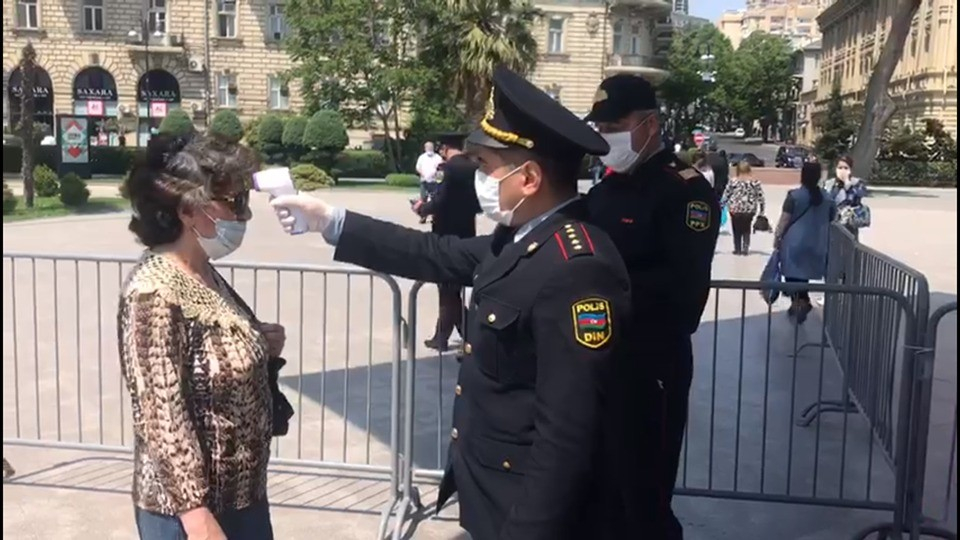 В Баку на входах в метро полиция измеряет температуру граждан - ВИДЕО