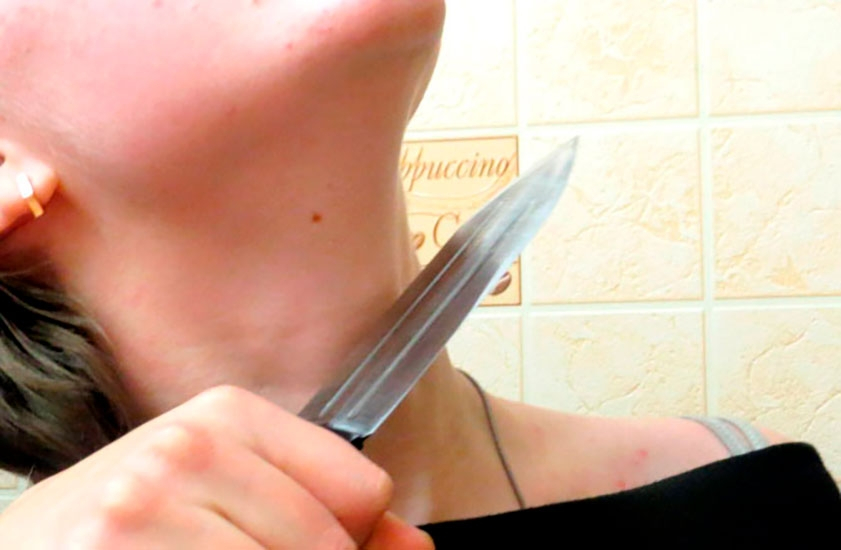 Четыре удара ножом от мужа: в Баку вновь перерезали горло женщине