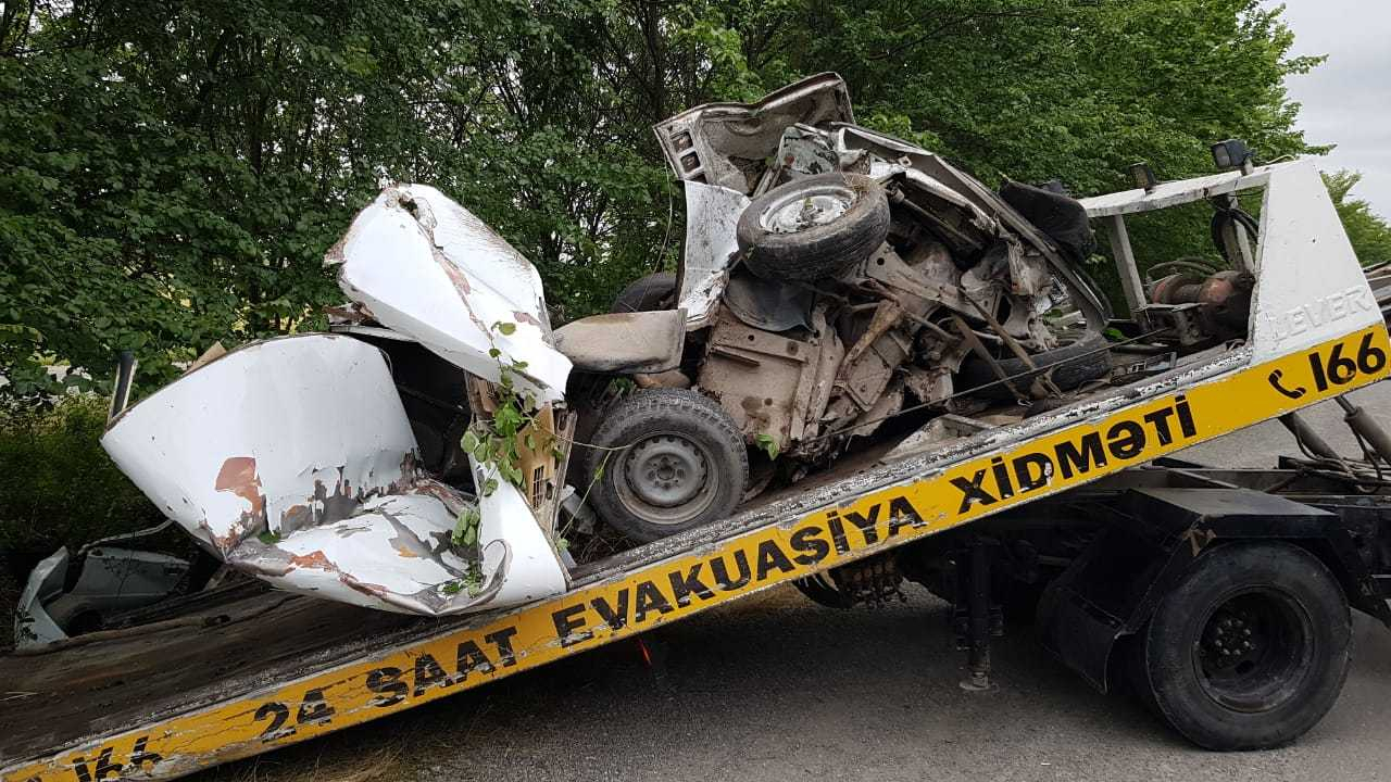 Страшная авария в Азербайджане: автомобиль разбился вдребезги - ФОТО