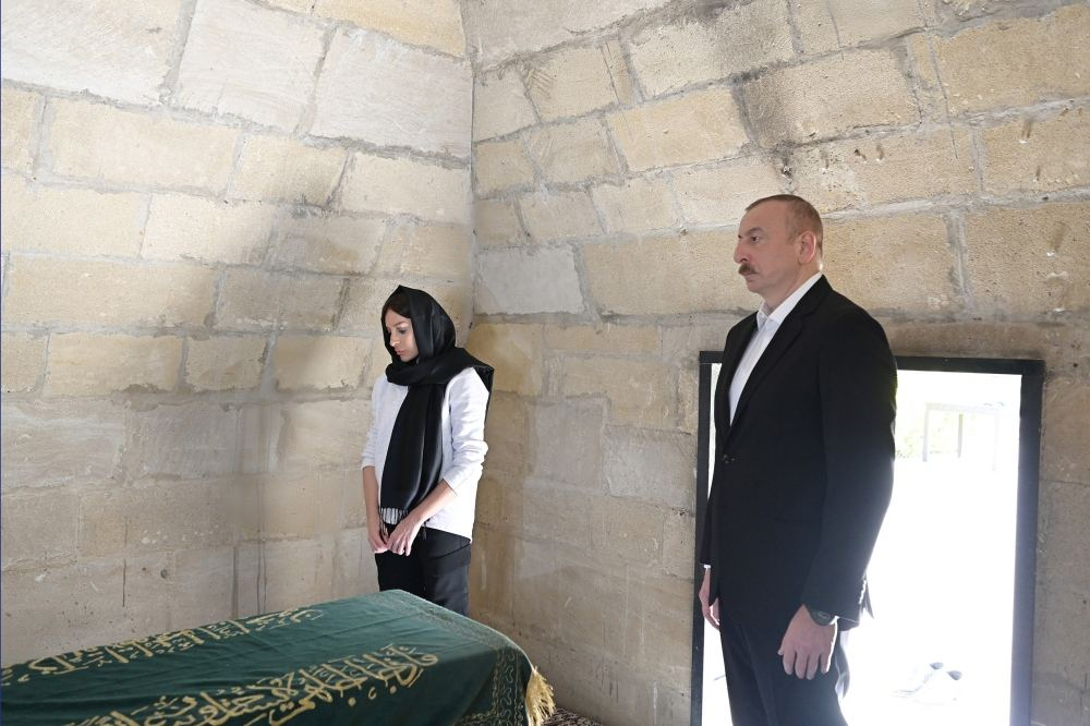 Ильхам и Мехрибан Алиевы посетили святилище Пирсаат Баба - ФОТО