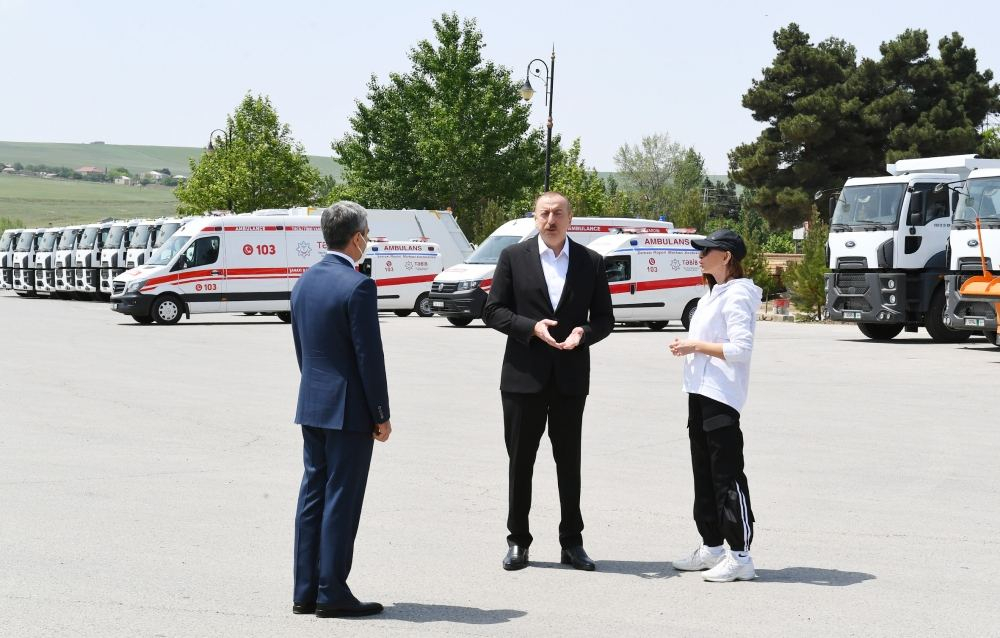 Ильхам Алиев ознакомился с выделенными Шамахе транспортными средствами и спецтехникой - ФОТО