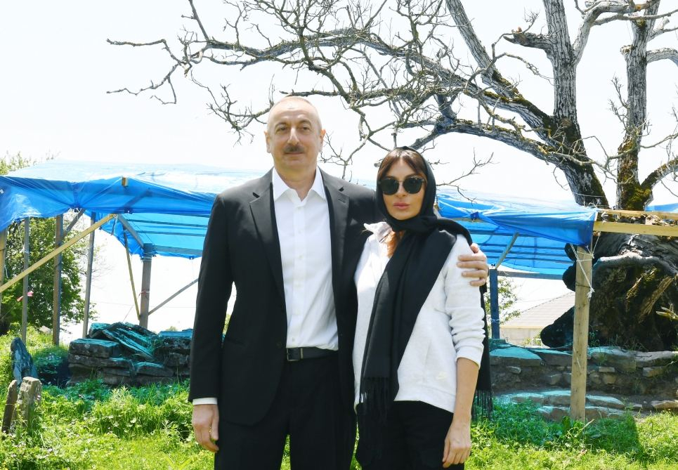 Ильхам Алиев и Мехрибан Алиева посетили святилище Пир Омара Султана в Шамахе - ФОТО