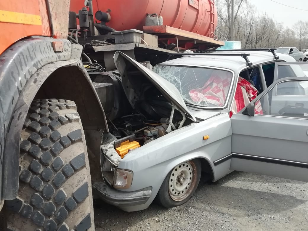 В Гаджигабуле легковой автомобиль столкнулся с "КамАЗ", есть пострадавшие - ФОТО
