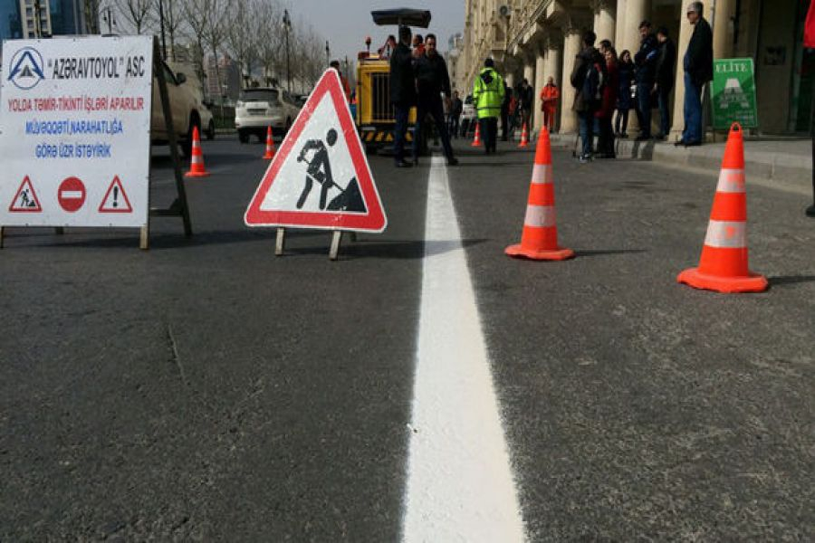 На пересечении двух улиц в центре Баку ограничивается движение транспорта