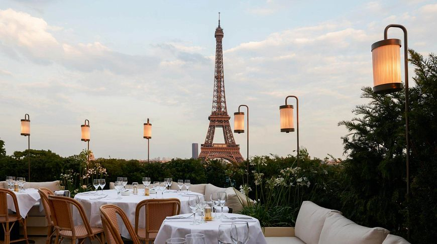 В ресторанах Парижа придумали оригинальный способ дистанцирования - ВИДЕО