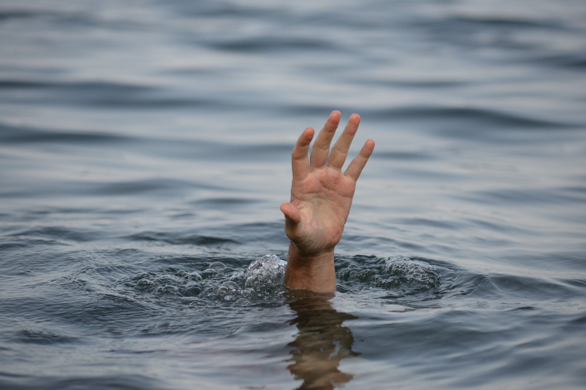 В Баку подросток упал в море при попытке сделать фото на бульваре - ВИДЕО