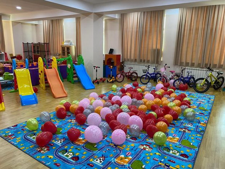 Праздничные подарки малышам от Фонда Гейдара Алиева - ФОТО