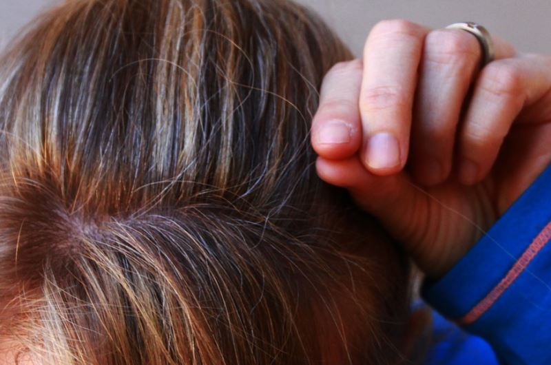 Ученые нашли способ вернуть цвет седым волосам