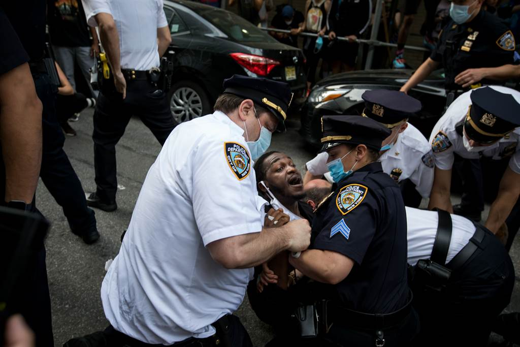 Во время протестов в Нью-Йорке задержаны около 200 человек