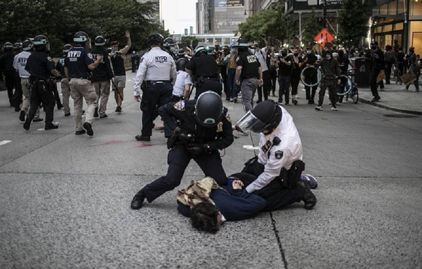 В США арестованы около 10 тысяч протестующих