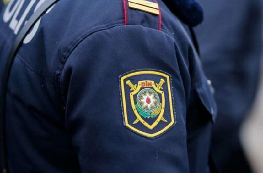 В Баку в первый день жесткого карантина полицейские спасли женщину - ВИДЕО