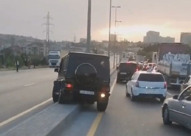 В Баку водитель Gelandewagen грубо нарушил ПДД, пытаясь объехать затор - ВИДЕО