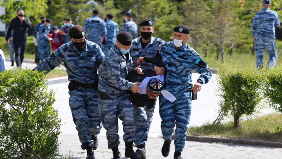 В Казахстане вспыхнули массовые протесты: десятки задержанных - ВИДЕО