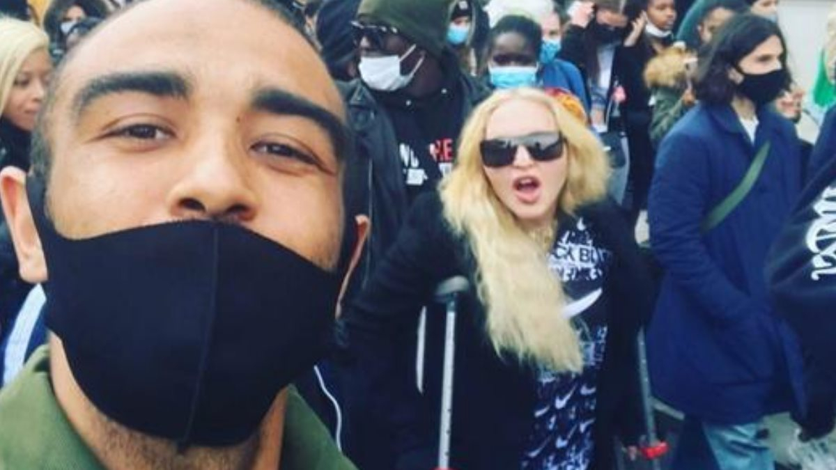 Мадонна пришла на марш в защиту чернокожих на костылях - ВИДЕО