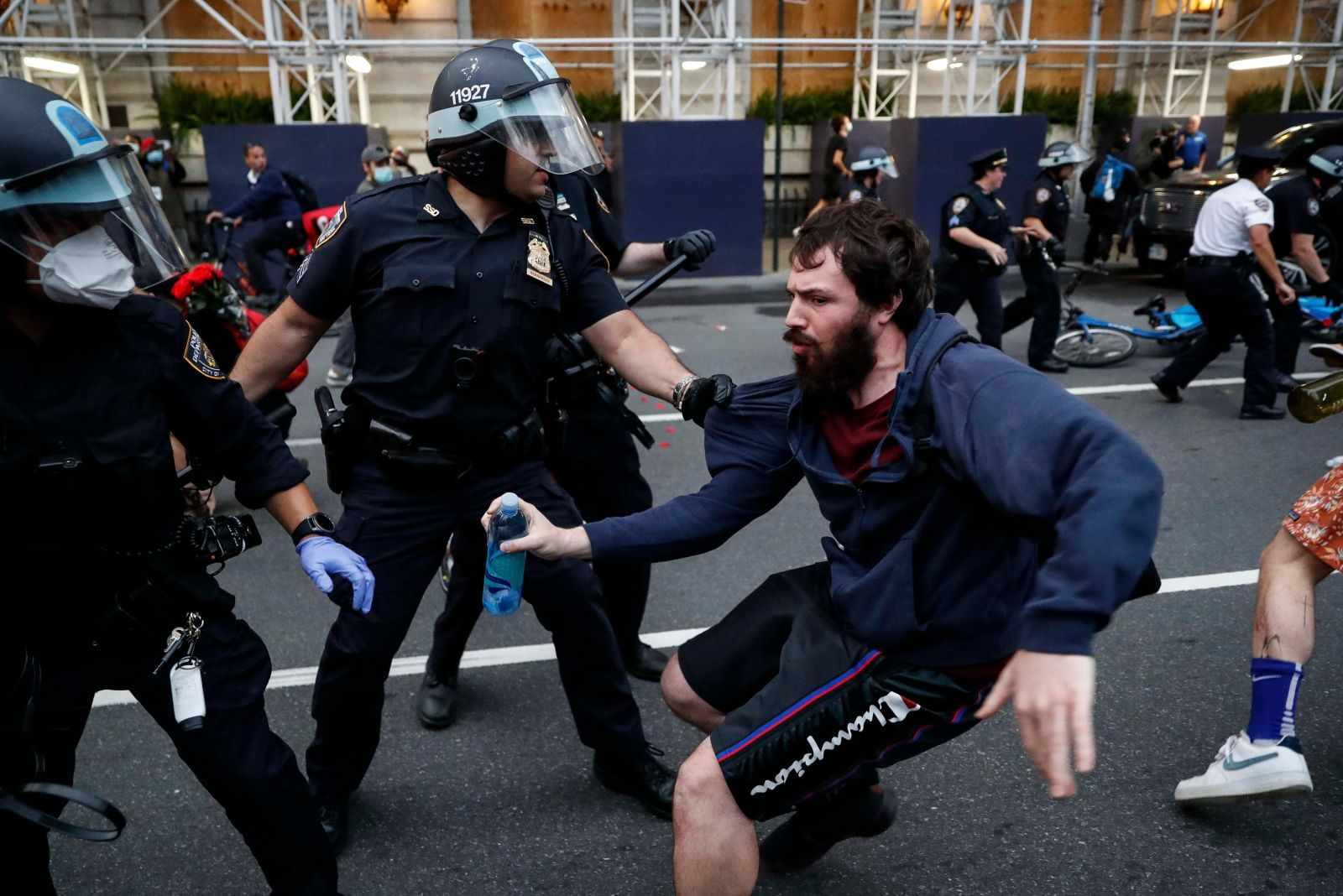 В США полиция начала стрелять по протестующим при переноске раненого