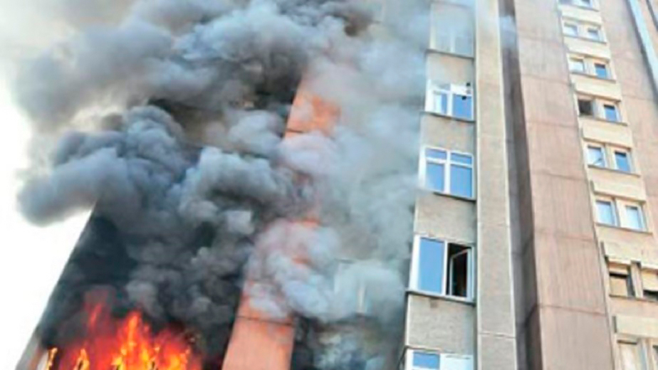 Пожар в многоэтажном доме в Баку: жители эвакуированы