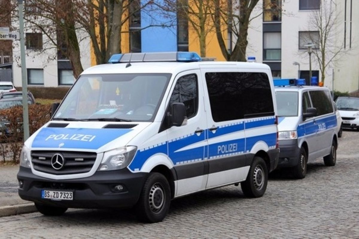 В Германии неизвестные украли фургон с 400 тысячами защитных масок
