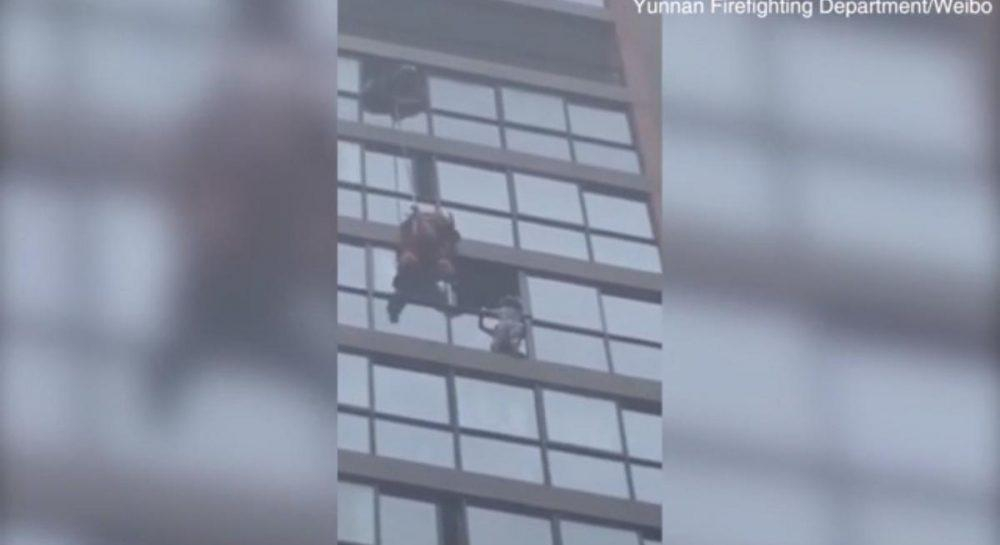 Пожарный спас ребенка, висящего на 40-метровой высоте - ВИДЕО