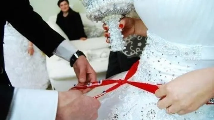 В Баку влюбленная пара сыграла свадьбу, невзирая на карантин - ФОТО