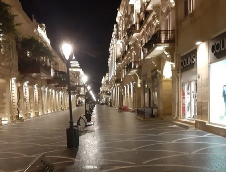 Первая ночь в условиях жесткого карантина в Баку - ФОТО