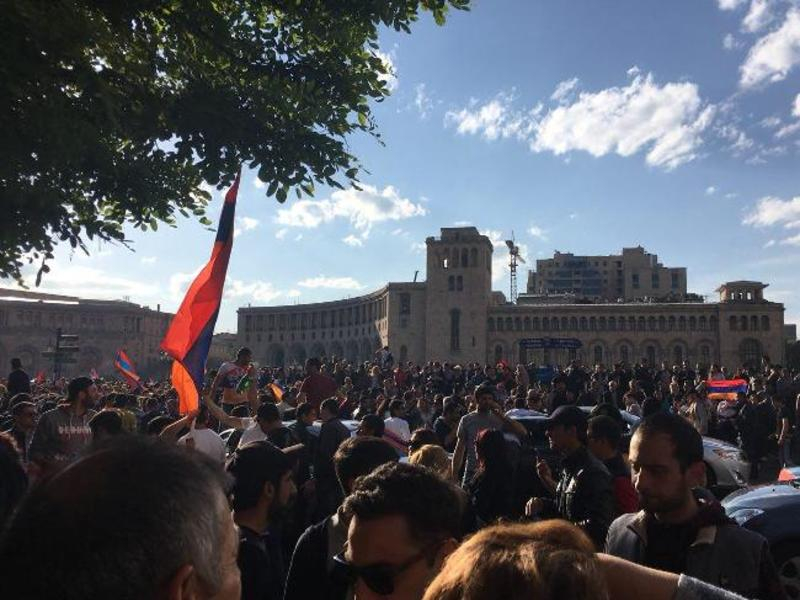 В Армении задержали более сотни митингующих у парламента
