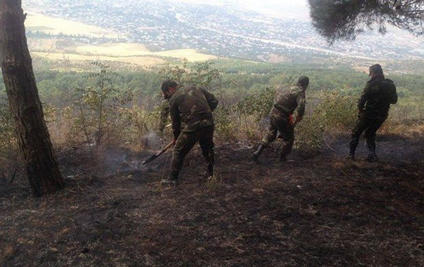 На Агсуинском перевале начался пожар, к тушению привлечены вертолеты