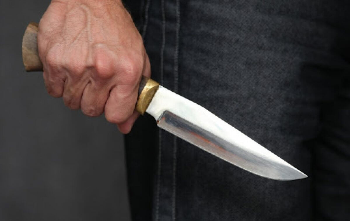 В Гяндже мужчина напал с ножом на свою семью: есть убитая и раненые