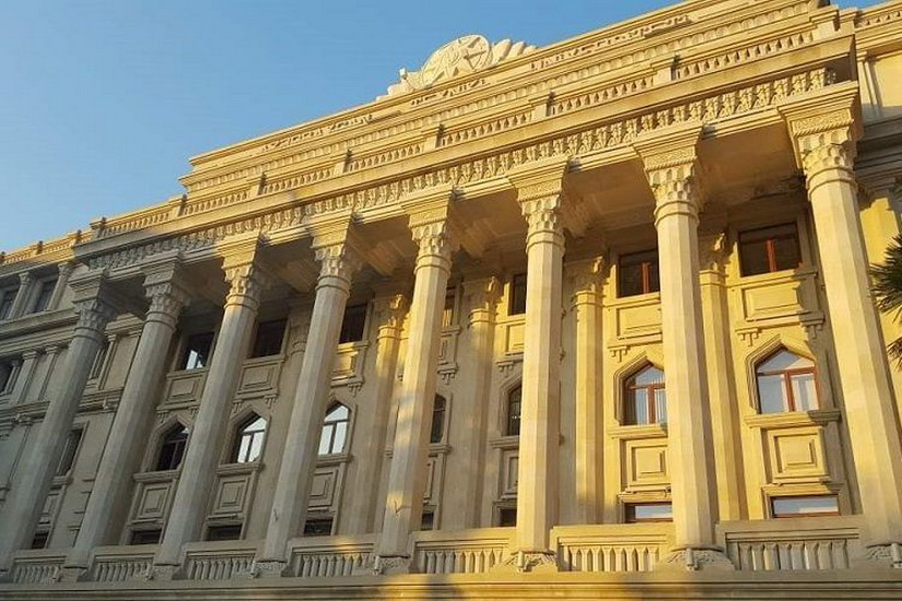 В Азербайджане три должностных лица уволены за недостатки