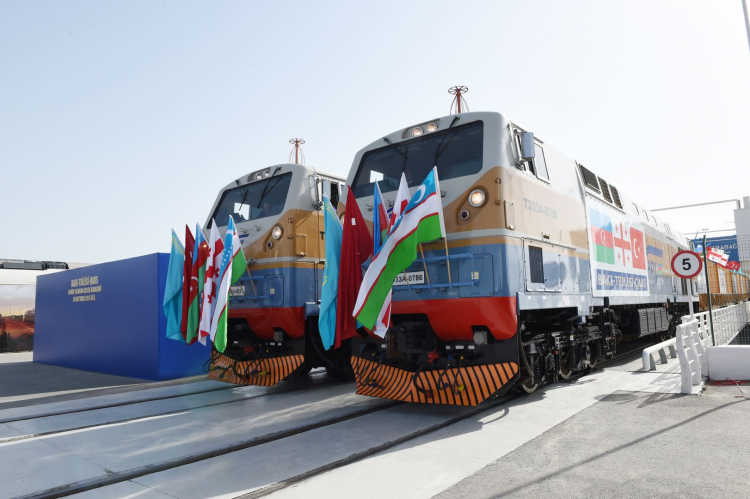Начались перевозки новых видов грузов по ж/д Баку-Тбилиси-Карс