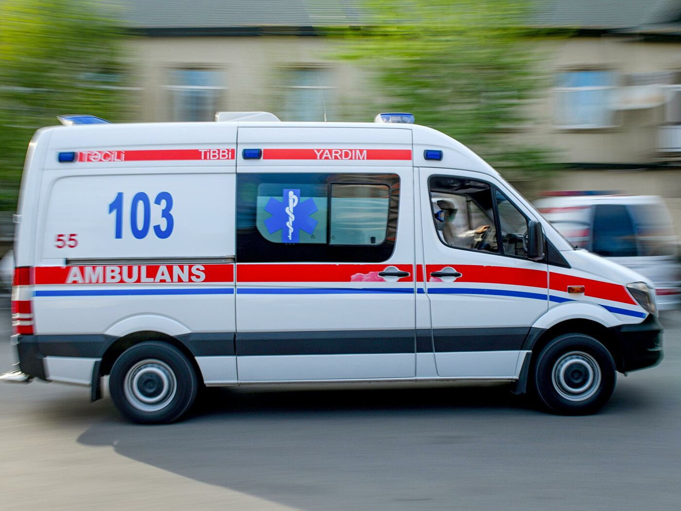 В Азербайджан доставили 41 машину скорой медицинской помощи