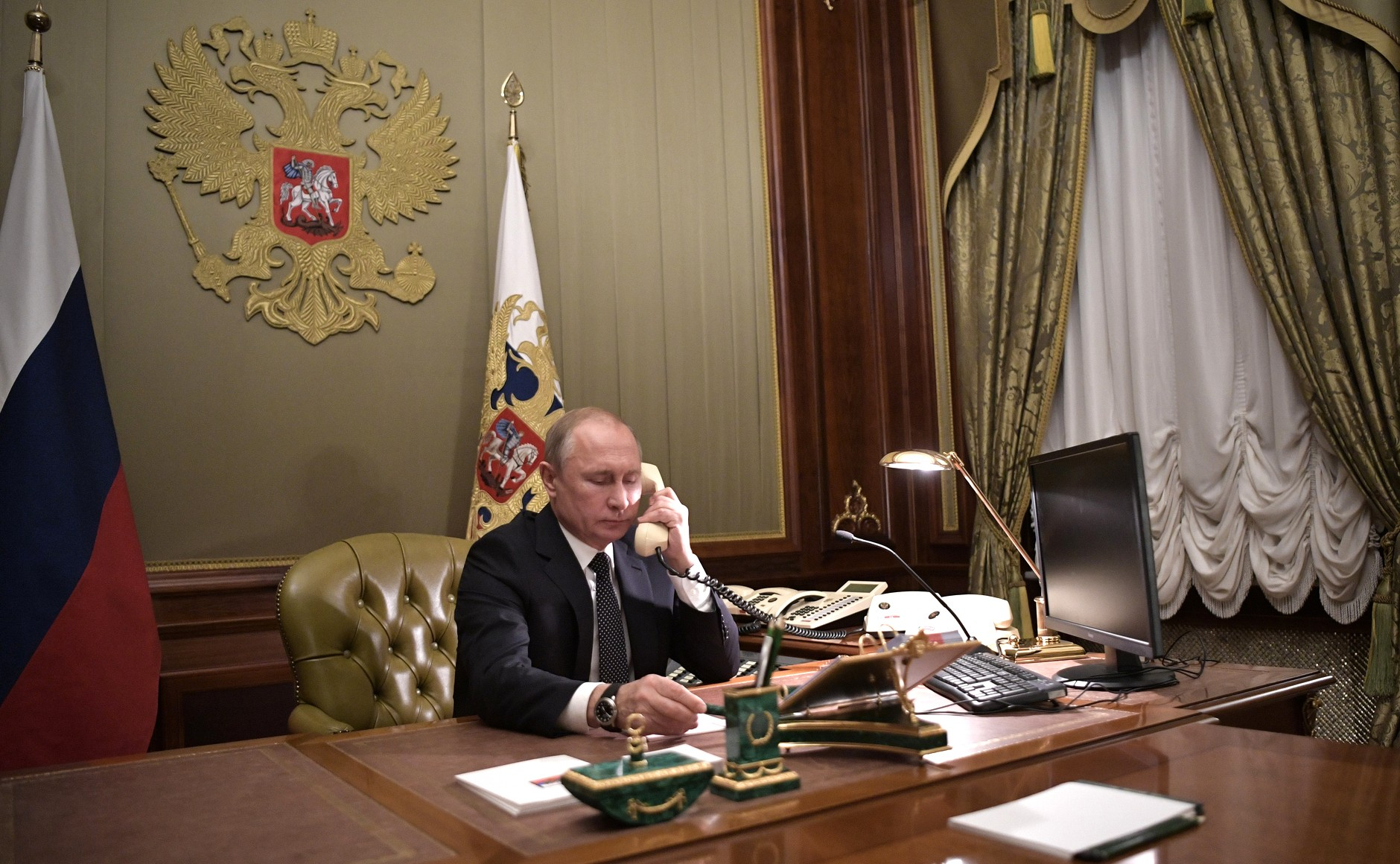Путин показал свой секретный кабинет в Кремле - ВИДЕО