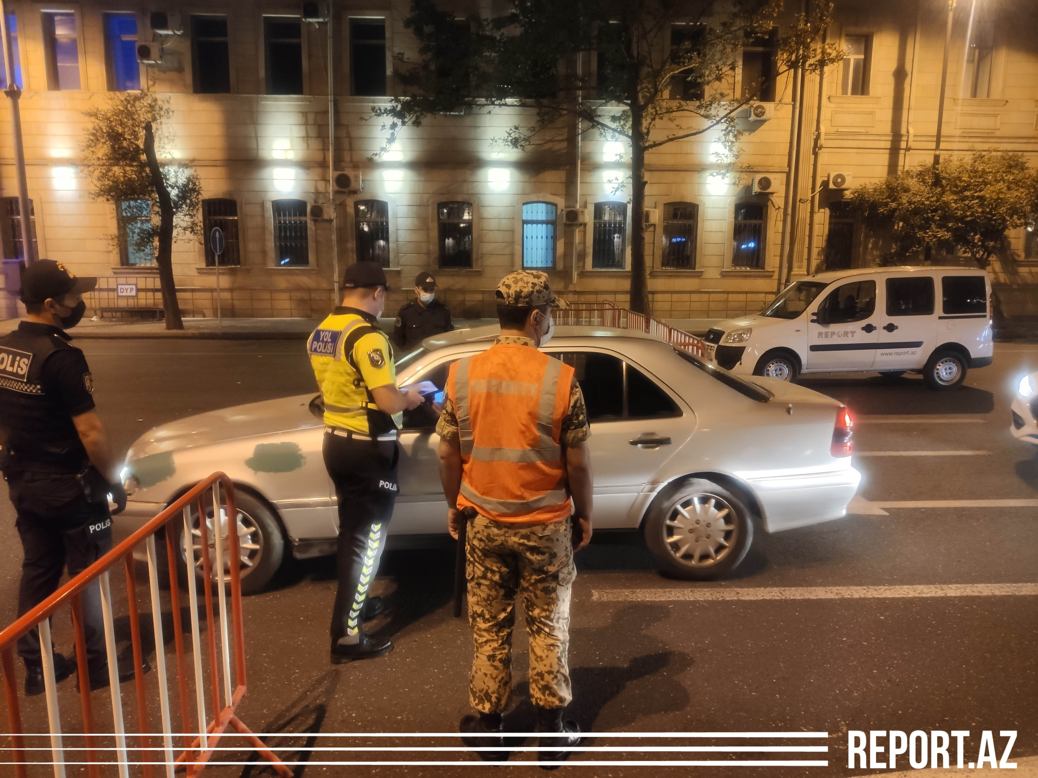 На постах полиции в Баку ведутся строгие проверки - ФОТО