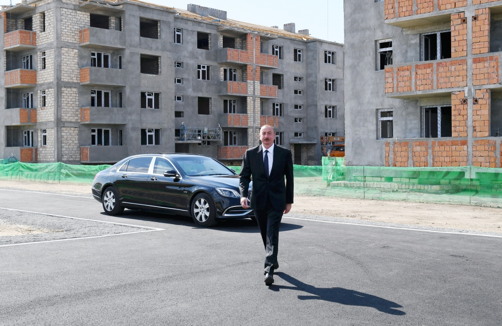 Ильхам Алиев ознакомился со строительством жилого квартала для вынужденных беженцев в Самухе - ФОТО