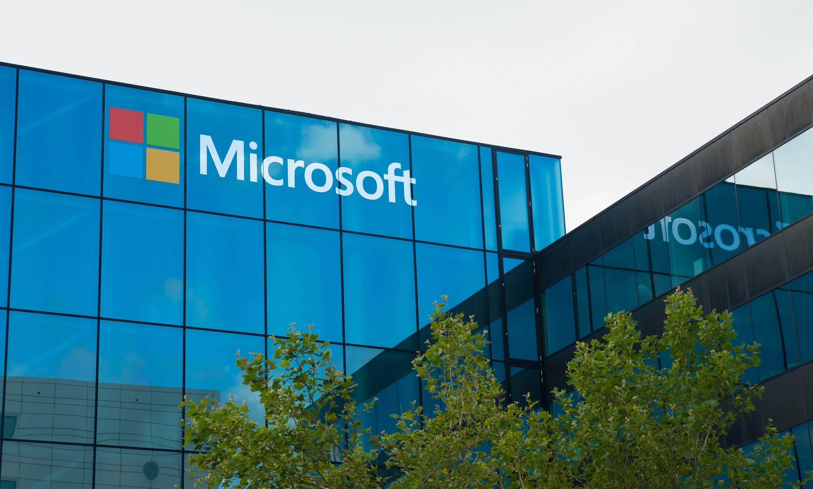 Microsoft закрывает физические магазины