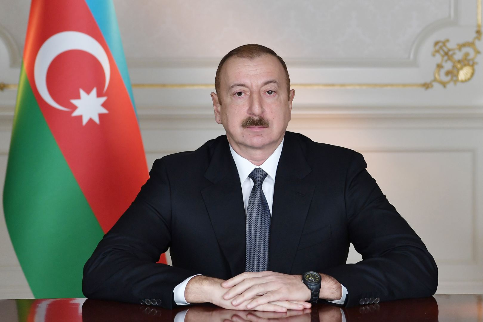 Ильхам Алиев наградил группу работников морского транспорта орденами и медалями
