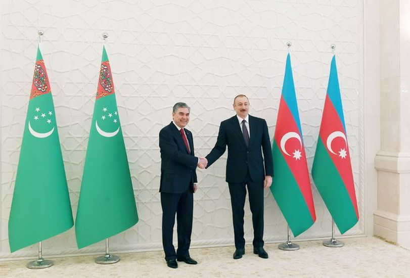 Ильхам Алиев позвонил президенту Туркменистана