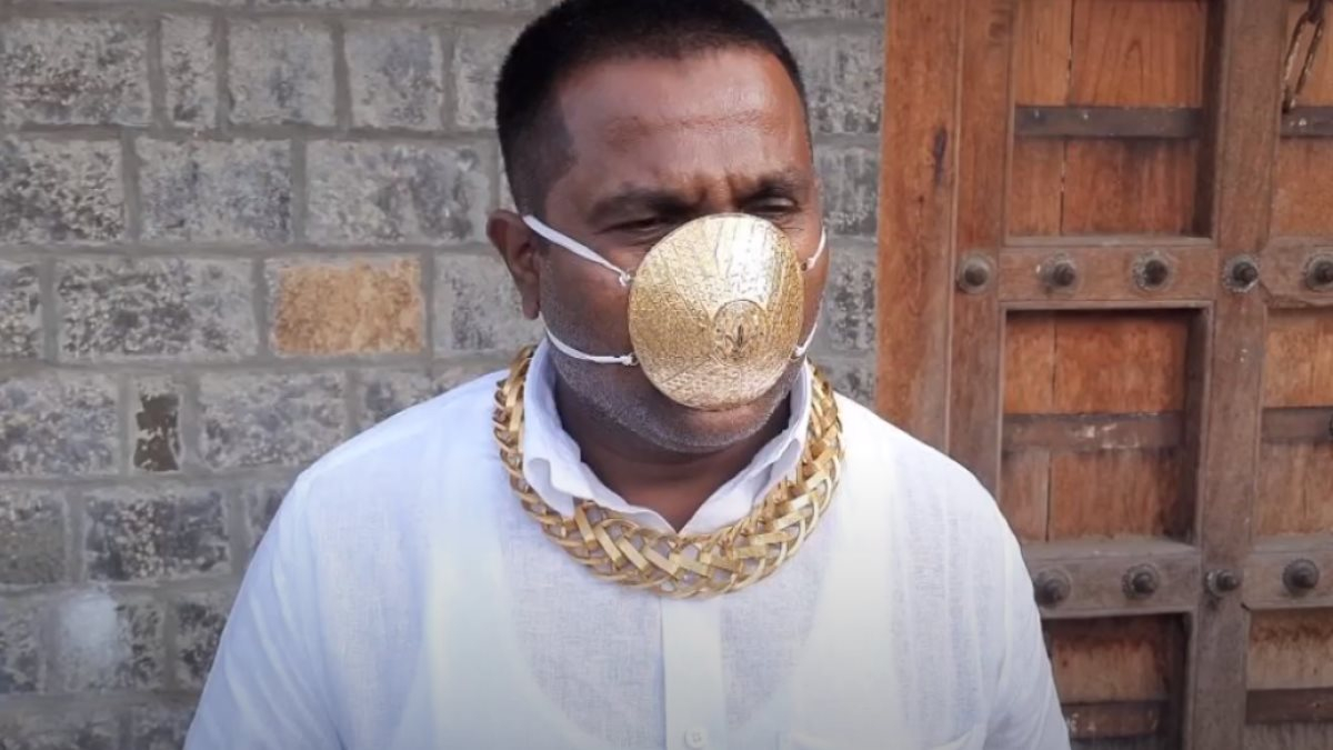 Бизнесмен купил для защиты от коронавируса золотую маску за $4000 - ВИДЕО