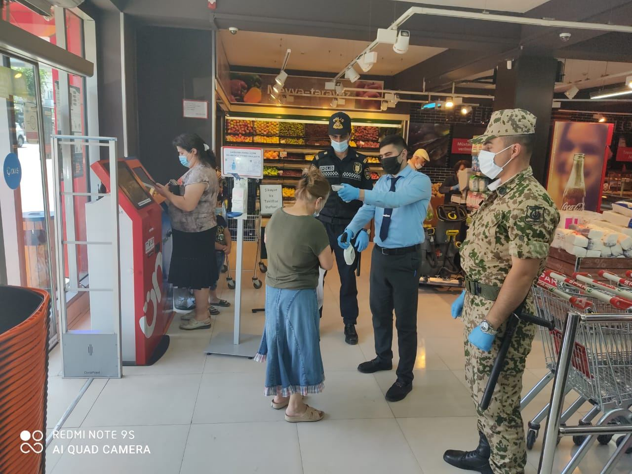 В Баку на входах в магазины организованы полицейские посты - ФОТО
