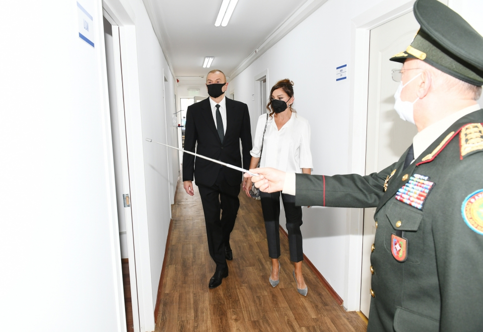 Президент и первая леди на открытии госпиталя модульного типа в Баку - ВИДЕО