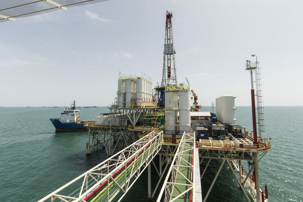 Стоимость азербайджанской нефти превысила 44 доллара за баррель