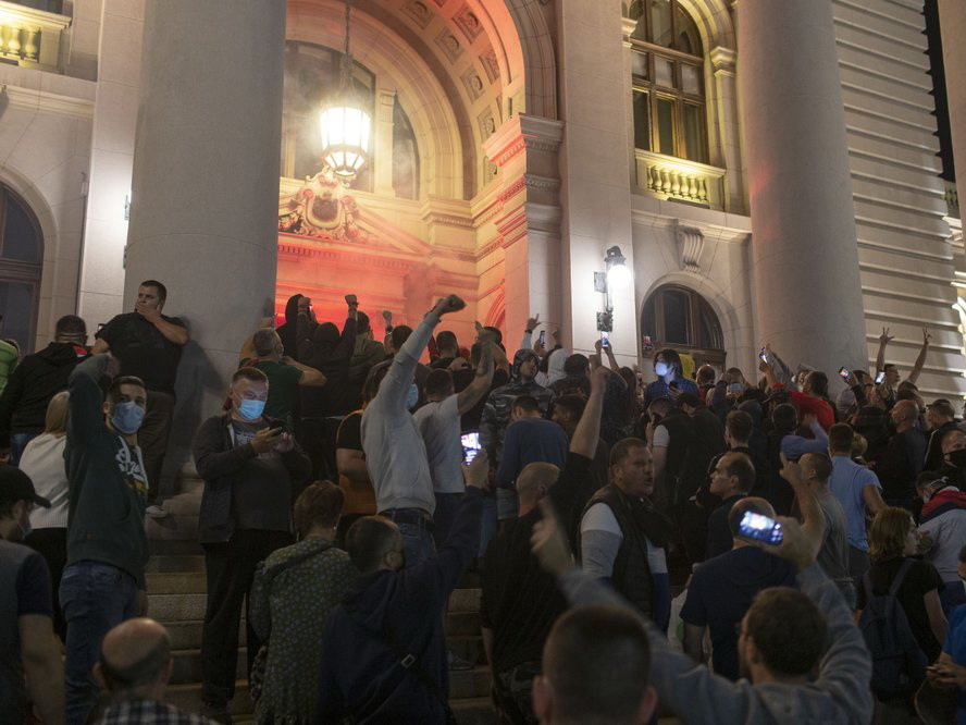 Жители Белграда штурмуют парламент из-за карантина - ФОТО