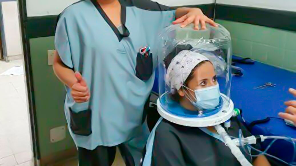В Аргентине для лечения коронавируса используют "шлем космонавтов"