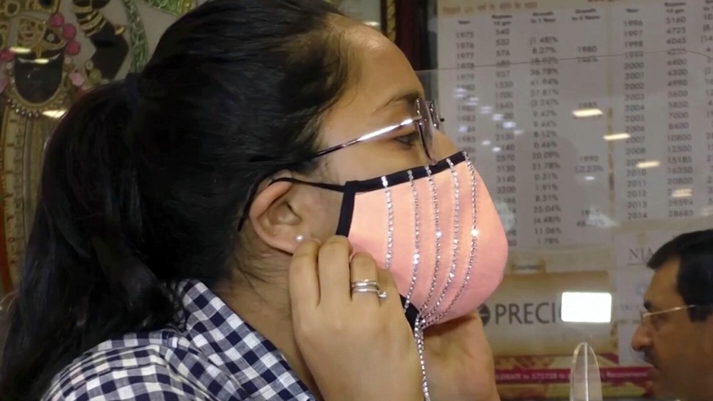 Появились защитные маски, украшенные бриллиантами - ФОТО