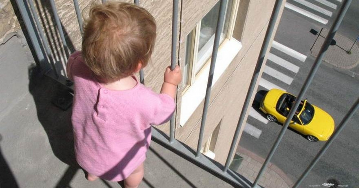 В Баку ребенок выпал с балкона и разбился насмерть