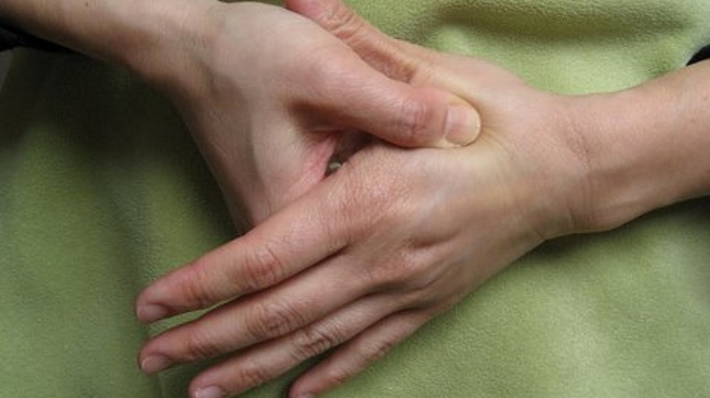 Боль в левой руке назвали симптомом смертельно опасного состояния