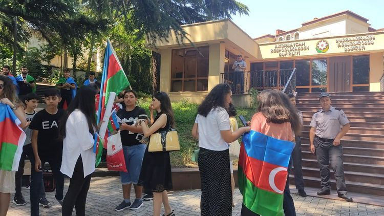 Перед посольством Азербайджана в Грузии проходит акция в поддержку армии - ФОТО