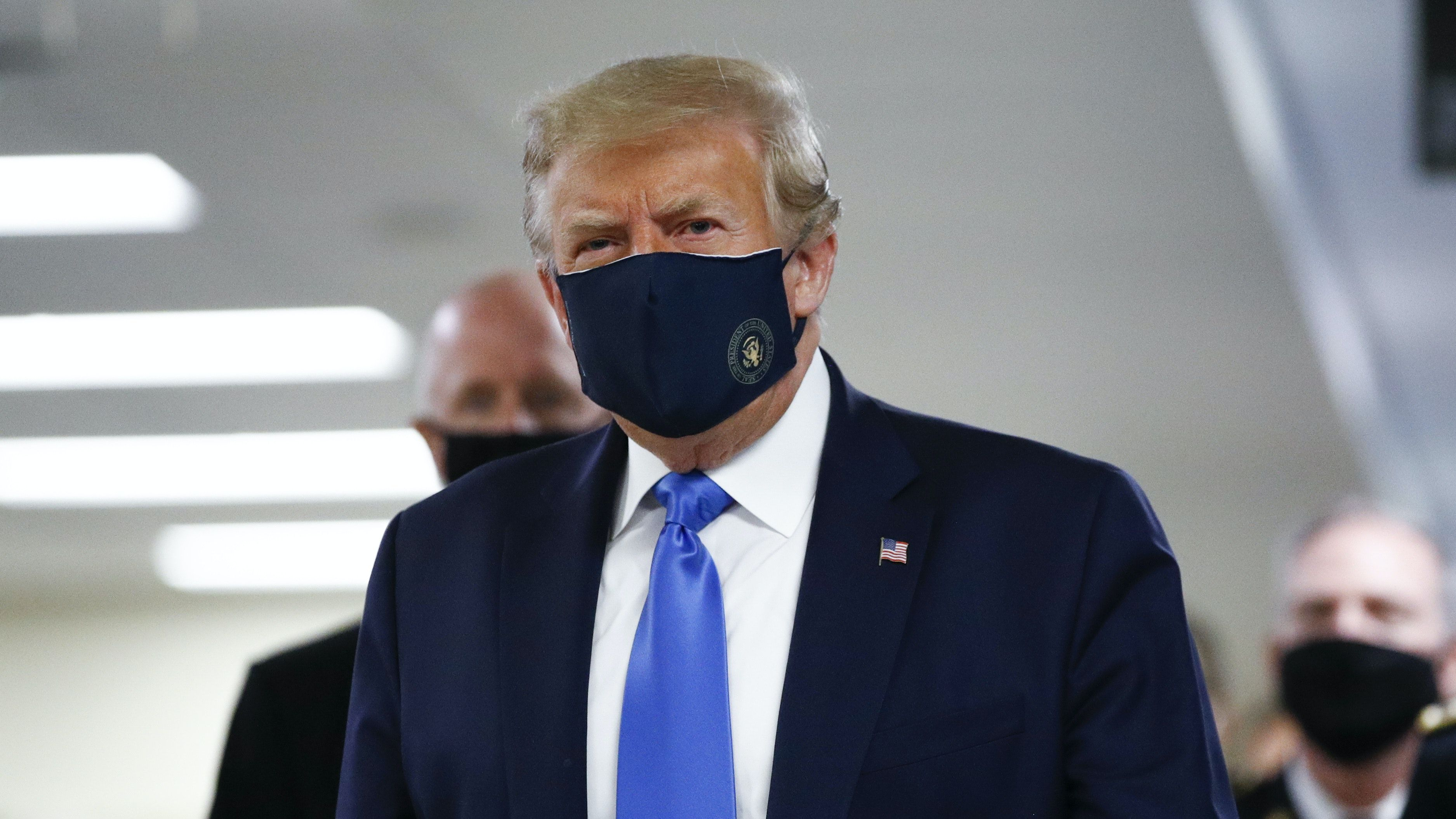 Трамп объяснил, почему в США не вводят обязательное ношение масок