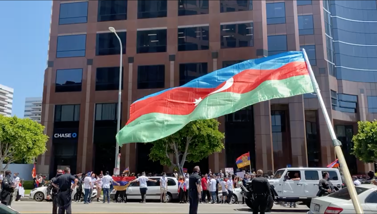 В Лос-Анджелесе армяне напали на азербайджанских демонстрантов - ФОТО